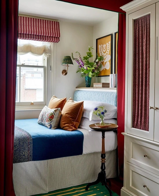 Compact Studio Bedroom with Bookshelf Divider and Soft Neutral Layers