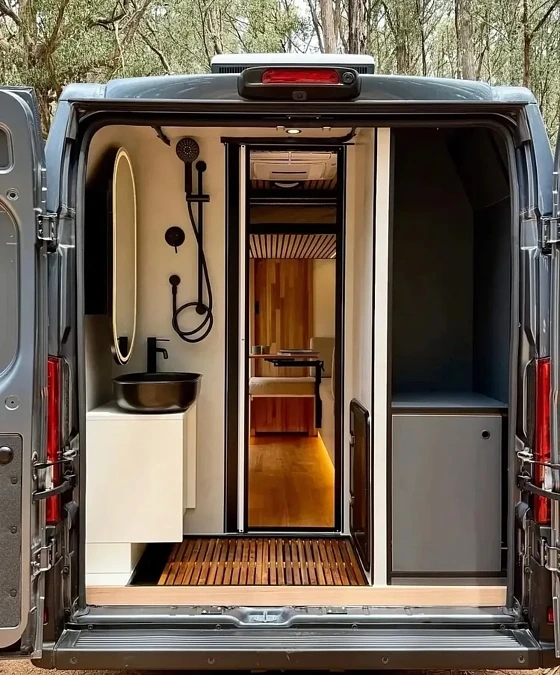 Minimalist Rear Wet Bath